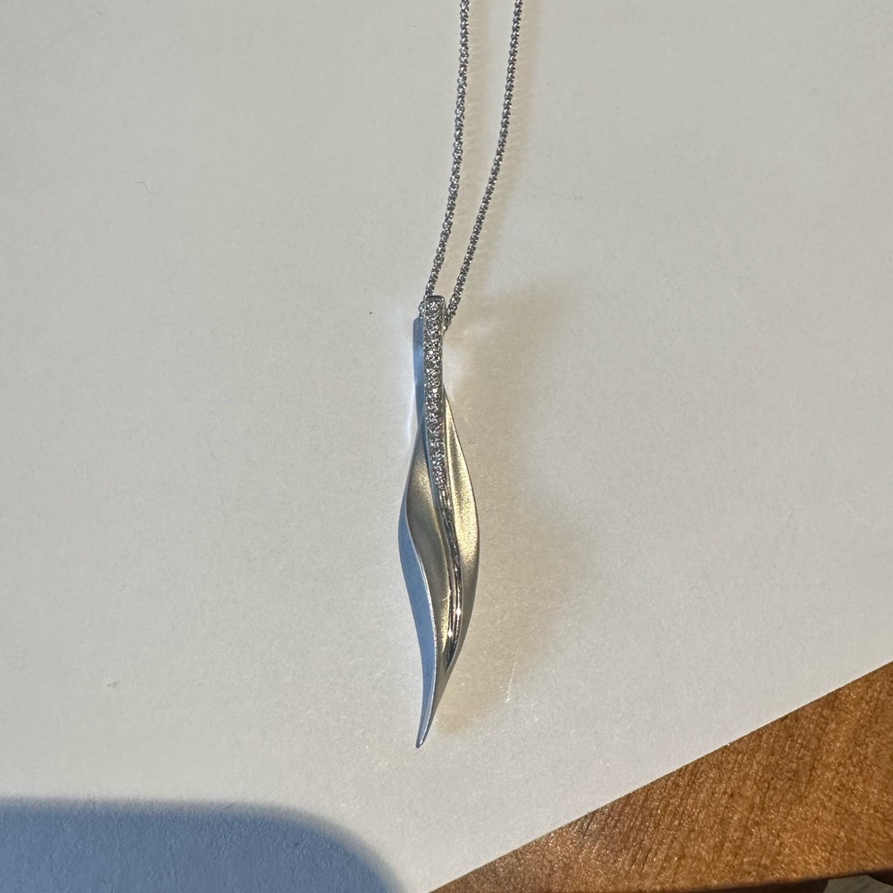 Simon G platinum Fallen Leaves Pendant Necklace in 18k Gold with Diamonds.